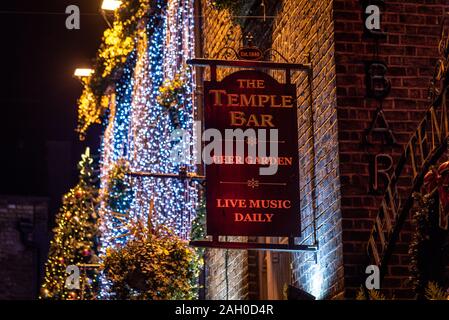 DUBLIN, IRLANDE, 24 décembre 2018 : Temple Bar, quartier historique connu sous le nom de quartier culturel avec une vie nocturne animée. Nightscene du bar, plein de neon Banque D'Images