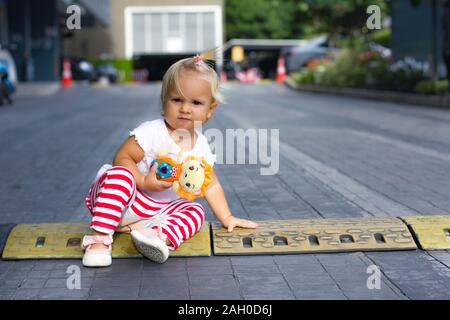 Cute toddler s'asseoir sur la bosse Banque D'Images