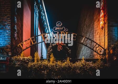 DUBLIN, IRLANDE, 24 décembre 2018 : Temple Bar, quartier historique connu sous le nom de quartier culturel avec une vie nocturne animée. Nightscene du bar, plein de neon Banque D'Images