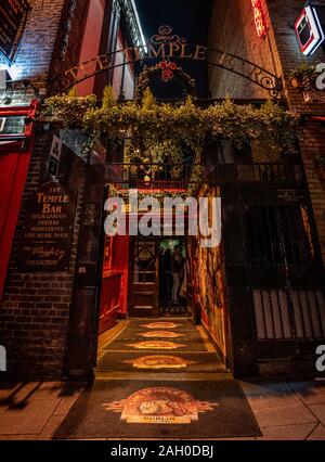 DUBLIN, IRLANDE, 24 décembre 2018 : Temple Bar, quartier historique connu sous le nom de quartier culturel avec une vie nocturne animée. Nightscene du bar, plein de neon Banque D'Images