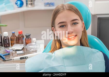 Portrait of a beautiful smiling girl du patient dans un fauteuil dentaire Banque D'Images