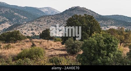 Nimrod fortress se trouve sur une crête au-dessus du ruisseau hermon réserve naturelle dans les hauteurs du Golan Israël avec mt hermon, à gauche, en arrière-plan Banque D'Images