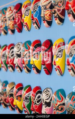 Peint à la main couleurs masques opéra chinois raccrocher sans problème sur un mur bleu. Les différentes couleurs de chaque masque représente des caractéristiques différentes. Banque D'Images