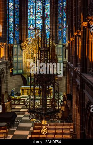 LIVERPOOL, Angleterre, le 27 décembre 2018 : La dame chapelle dans la cathédrale anglicane de Liverpool. Un magnifique cadre à l'intérieur de l'église, où la lumière se réunit Banque D'Images