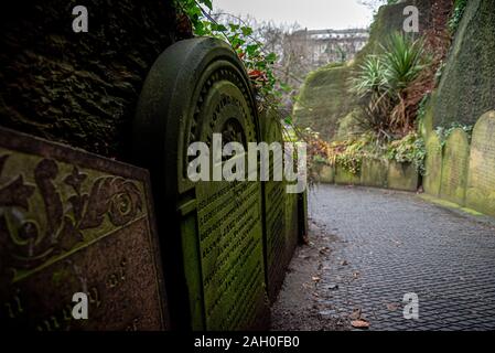 LIVERPOOL, Angleterre, le 27 décembre 2018 : partie du chemin de pierres tombales qui ont marqué l'entrée du tunnel sombre creepy au St James's Cemetery Banque D'Images