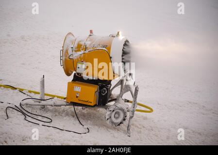 SIGULDA, Lettonie. 6 janvier 2019. TechnoAlpin Snow Experts à neige système en action sur la montagne. Banque D'Images