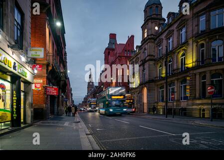 LIVERPOOL, Angleterre, le 27 décembre 2018 : vue sur la ville de Liverpool rues avec des bus à impériale floue Banque D'Images