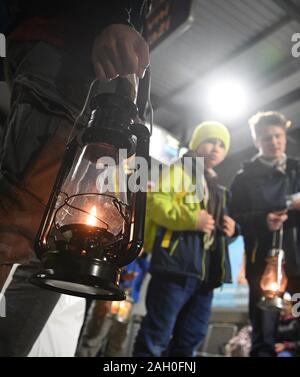 Les scouts de Brno tchèque apporter la lumière de Bethléem en train à Prague, en République tchèque, le 21 décembre 2019. (CTK Photo/Igor Zehl) Banque D'Images