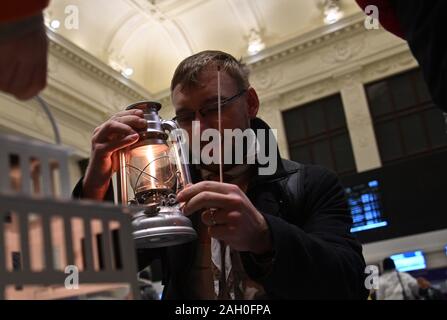 Brno, République tchèque. Dec 21, 2019. Les scouts de Brno tchèque apporter la lumière de Bethléem en train à Prague, en République tchèque, le 21 décembre 2019. Crédit : Igor Zehl/CTK Photo/Alamy Live News Banque D'Images