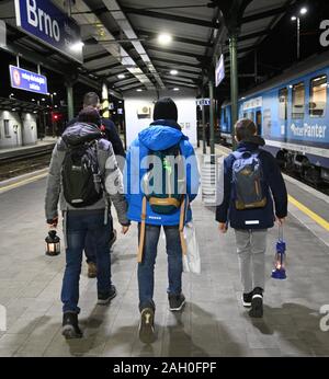 Brno, République tchèque. Dec 21, 2019. Les scouts de Brno tchèque apporter la lumière de Bethléem en train à Prague, en République tchèque, le 21 décembre 2019. Crédit : Igor Zehl/CTK Photo/Alamy Live News Banque D'Images