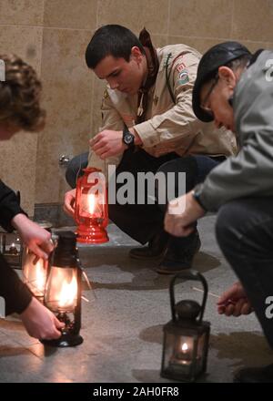 Brno, République tchèque. Dec 21, 2019. Les scouts de Brno tchèque apporter la lumière de Bethléem en train à Prague, en République tchèque, le 21 décembre 2019. Crédit : Igor Zehl/CTK Photo/Alamy Live News Banque D'Images