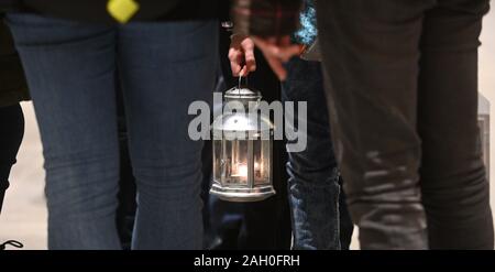 Brno, République tchèque. Dec 21, 2019. Les scouts de Brno tchèque apporter la lumière de Bethléem en train à Prague, en République tchèque, le 21 décembre 2019. Crédit : Igor Zehl/CTK Photo/Alamy Live News Banque D'Images