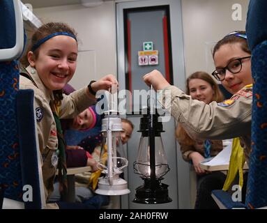 Brno, République tchèque. Dec 21, 2019. Les scouts de Brno tchèque apporter la lumière de Bethléem en train à Prague, en République tchèque, le 21 décembre 2019. Crédit : Igor Zehl/CTK Photo/Alamy Live News Banque D'Images