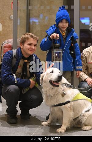 Brno, République tchèque. Dec 21, 2019. Les scouts de Brno tchèque apporter la lumière de Bethléem en train à Prague, en République tchèque, le 21 décembre 2019. Crédit : Igor Zehl/CTK Photo/Alamy Live News Banque D'Images