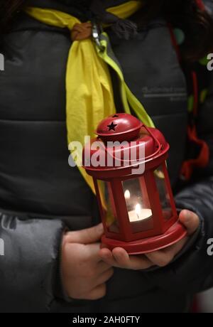 Brno, République tchèque. Dec 21, 2019. Les scouts de Brno tchèque apporter la lumière de Bethléem en train à Prague, en République tchèque, le 21 décembre 2019. Crédit : Igor Zehl/CTK Photo/Alamy Live News Banque D'Images