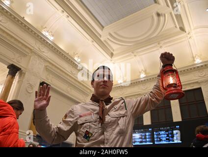 Brno, République tchèque. Dec 21, 2019. Les scouts de Brno tchèque apporter la lumière de Bethléem en train à Prague, en République tchèque, le 21 décembre 2019. Crédit : Igor Zehl/CTK Photo/Alamy Live News Banque D'Images