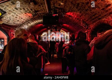 LIVERPOOL, Angleterre, le 27 décembre 2018 : les personnes bénéficiant d'un agréable moment dans le Cavern Club, lieu de naissance des Beatles. Banque D'Images