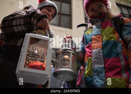 Brno, République tchèque. Dec 21, 2019. Les scouts de Brno tchèque apporter la lumière de Bethléem en train à Prague, en République tchèque, le 21 décembre 2019. Crédit : Igor Zehl/CTK Photo/Alamy Live News Banque D'Images