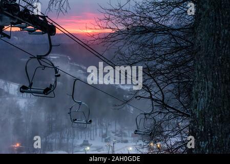 SIGULDA, Lettonie. 6 janvier 2019. Selective focus photo. Système de levage sur ski montagne. Banque D'Images