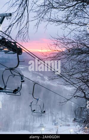 SIGULDA, Lettonie. 6 janvier 2019. Selective focus photo. Système de levage sur ski montagne. Banque D'Images