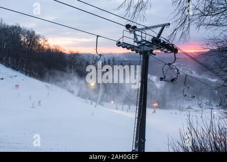 SIGULDA, Lettonie. 6 janvier 2019. Selective focus photo. Système de levage sur ski montagne. Banque D'Images