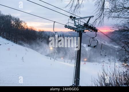 SIGULDA, Lettonie. 6 janvier 2019. Selective focus photo. Système de levage sur ski montagne. Banque D'Images