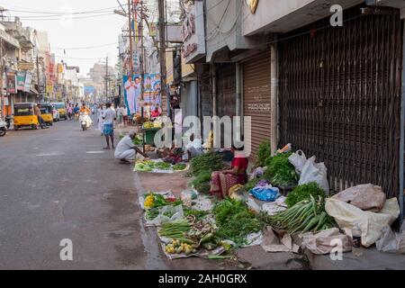 Marchands vendant à produire en bordure de Trichy, Tamil Nadu, Inde Banque D'Images
