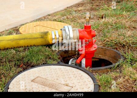 Le tuyau d'incendie relié à l'eau de source Banque D'Images