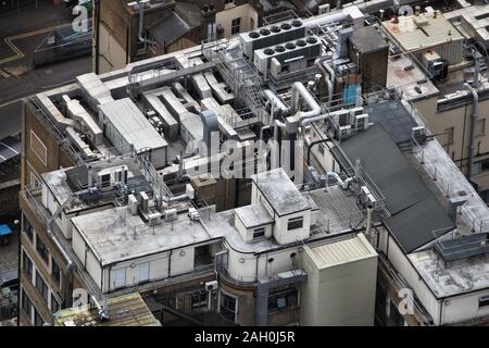 Sortie d'air de climatisation industrielle et unités de ventilation. Sur le toit du bâtiment à Londres, au Royaume-Uni. Banque D'Images