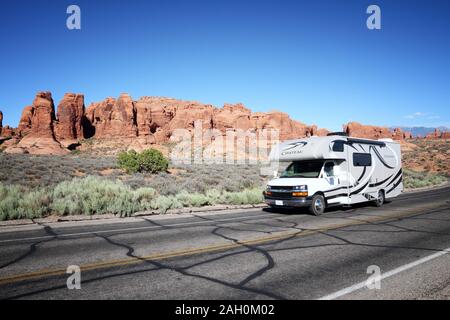 L'Utah, États-Unis - 21 juin 2013 : les lecteurs de véhicules récréatifs en parc national Arches dans l'Utah. Arches NP a été visité par 1 070 577 personnes en 2012. Banque D'Images