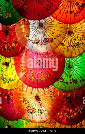 Parasols colorés sur l'écran à Yangon, Myanmar Banque D'Images