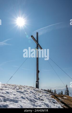 Vue sur sommet cross de Jochberg, 1565 m en hiver. Situé dans la région de Préalpes bavaroises près de Kochel am See, Allemagne Banque D'Images