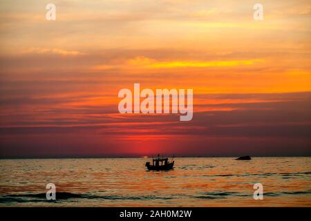 Coucher du soleil sur les eaux chaudes de la baie du Bengale. Coucher du soleil à la plage de Ngapali, à l'État de Rakhine, au Myanmar Banque D'Images