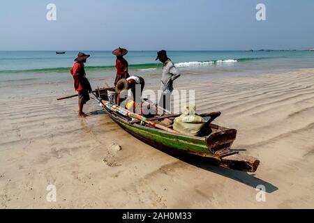 Deux pêcheurs locaux sont arrivés à terre les eaux chaudes de la baie du Bengale. Vendre leur prise du jour. La plage de Ngapali, à l'État de Rakhine, au Myanmar Banque D'Images