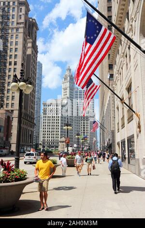 CHICAGO, USA - 27 juin 2013 : les gens marchent le long de la Michigan Avenue à Chicago. Chicago est la 3ème ville la plus peuplée avec 2,7 millions d'Américains résidents (8,7 m Banque D'Images