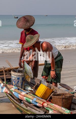 Les pêcheurs locaux sont arrivés à terre les eaux chaudes de la baie du Bengale. Vendre leur prise du jour. La plage de Ngapali, à l'État de Rakhine, au Myanmar Banque D'Images