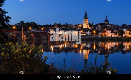 La Charité-sur-Loire, un village typiquement français en Bourgogne (France) réfléchir à la Loire, à l'heure bleue. Banque D'Images