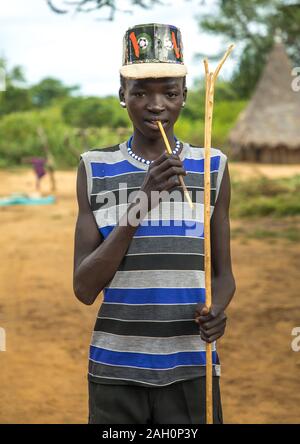 Larim tribu garçon avec un fashionnable look en utilisant une brosse à dents en bois, Boya, montagnes Imatong, au Soudan du Sud Banque D'Images