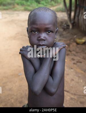 Portrait d'une tribu Larim garçon, Boya, montagnes Imatong, au Soudan du Sud Banque D'Images