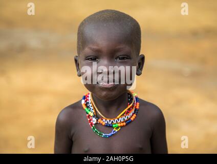 Portrait d'une tribu Larim fille avec colliers, Boya, montagnes Imatong, au Soudan du Sud Banque D'Images