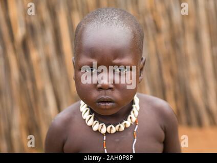 Portrait d'une tribu Larim garçon, Boya, montagnes Imatong, au Soudan du Sud Banque D'Images