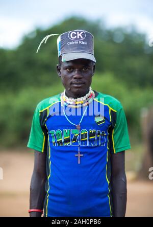 Larim tribu garçon avec un fashionnable regardez, Boya, montagnes Imatong, au Soudan du Sud Banque D'Images