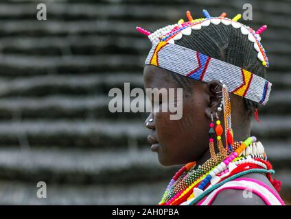 Portrait d'une femme portant une tribu Larim décorées casquettes, Boya, montagnes Imatong, au Soudan du Sud Banque D'Images