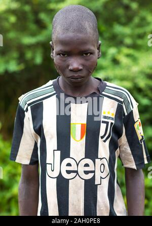 Garçon waering tribu Larim un maillot de football Juventus et à scarifications sur la joue, Boya, montagnes Imatong, au Soudan du Sud Banque D'Images