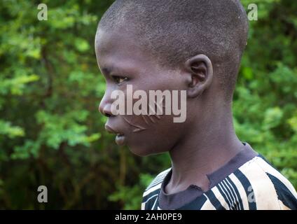 Larim tribe boy à scarifications sur la joue, Boya, montagnes Imatong, au Soudan du Sud Banque D'Images