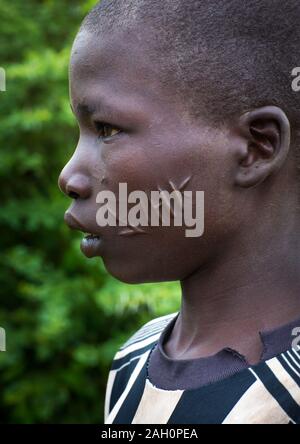 Larim tribe boy à scarifications sur la joue, Boya, montagnes Imatong, au Soudan du Sud Banque D'Images