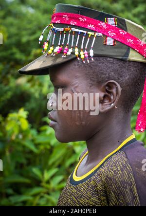 Larim tribe boy à scarifications sur la joue, Boya, montagnes Imatong, au Soudan du Sud Banque D'Images