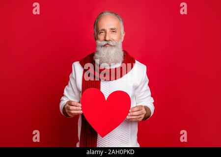 Close-up portrait de sa belle confiance il attrayant pacifique homme aux cheveux gris tenant dans les mains des soins de santé cardiaque cardiologie médecine plus isolés Banque D'Images