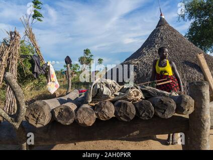 Tribu Mundari femme dans son village, l'Équatoria central, Terekeka, au Soudan du Sud Banque D'Images