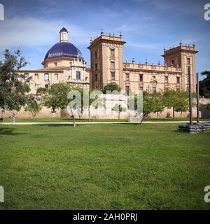 Valence, Espagne. Célèbres jardins du Turia, réalisés dans le parc ancien lit de la rivière avec la Place du Musée des beaux-arts de composition. Banque D'Images